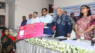 ফ্যামিলি কার্ড নিয়ে বসে থাকলে হবে না, কাজ করতে হবে: শ্রমমন্ত্রী