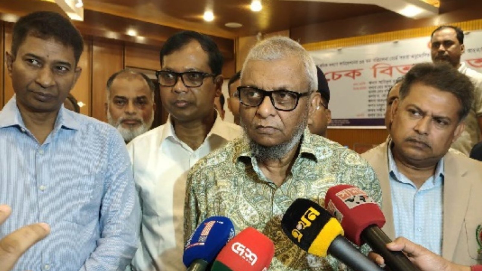 Read more about the article প্রবাসে লোক পাঠানোর নামে প্রতারণাকারীদের বিরুদ্ধে দ্রুত ব্যবস্থা নেওয়া হচ্ছে: প্রবাসী কল্যাণ মন্ত্রী
