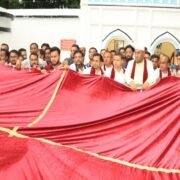 প্রধানমন্ত্রীর পক্ষে শাহজালাল (র.) মাজারে গিলাফ ছড়ালেন সিসিক প্রশাসক