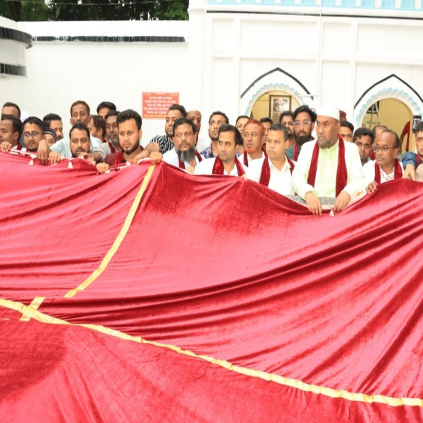 Read more about the article প্রধানমন্ত্রীর পক্ষে শাহজালাল (র.) মাজারে গিলাফ ছড়ালেন সিসিক প্রশাসক