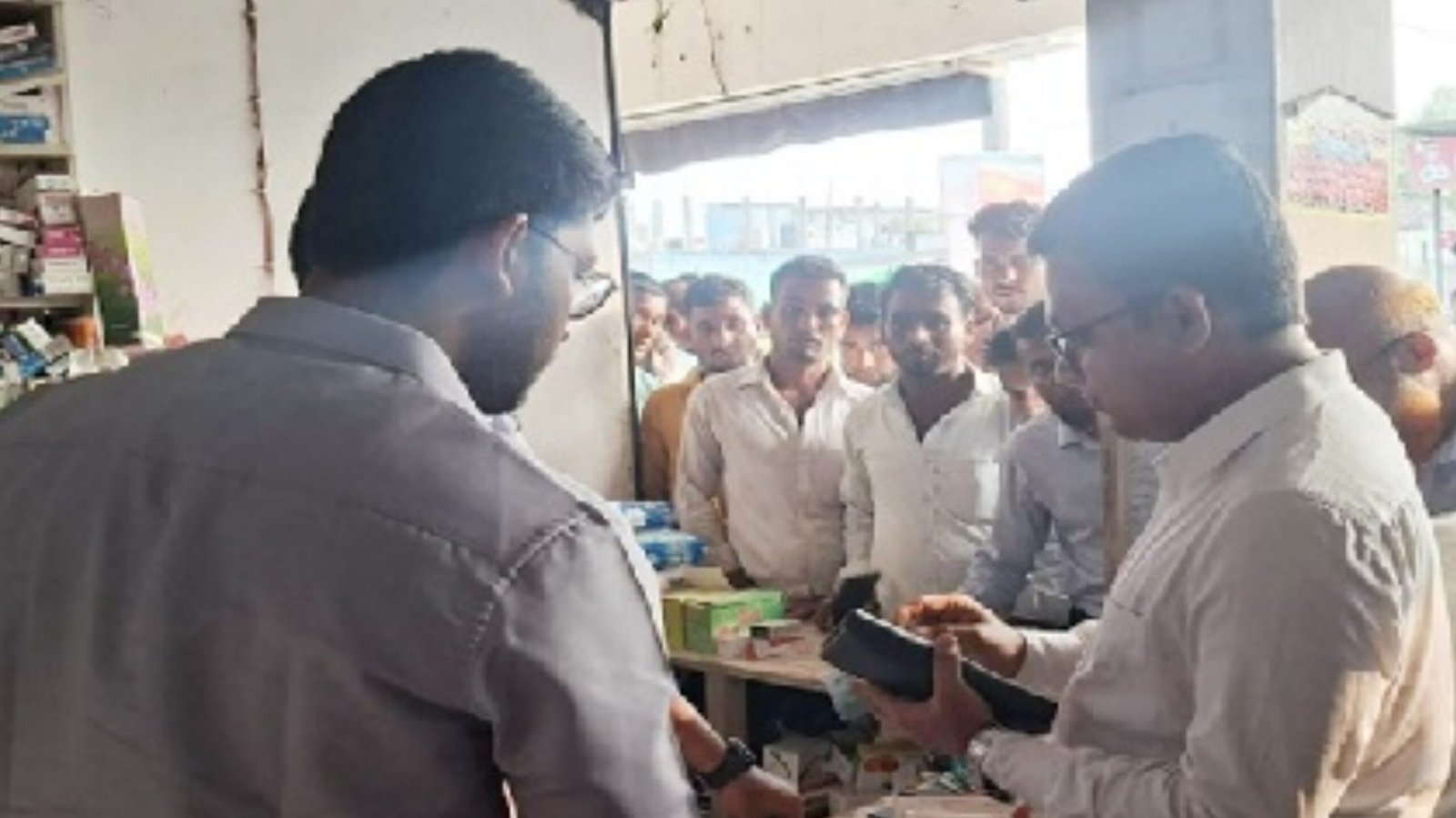Read more about the article ​কোম্পানীগঞ্জে মেয়াদোত্তীর্ণ ঔষধ রাখার দায়ে দুই ফার্মেসিকে বড় জরিমানা