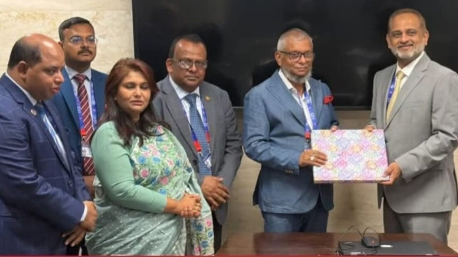 Read more about the article মন্ত্রী আরিফুল হক চৌধুরীর উদ্যোগ মরিশাসে পুনরায় চালু হতে যাচ্ছে শ্রমবাজার