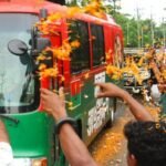 ​সিলেটে প্রধানমন্ত্রী তারেক রহমান: বৃষ্টিতে ভিজে ফুল ছিটিয়ে স্বাগত জানালেন চা শ্রমিকরা
