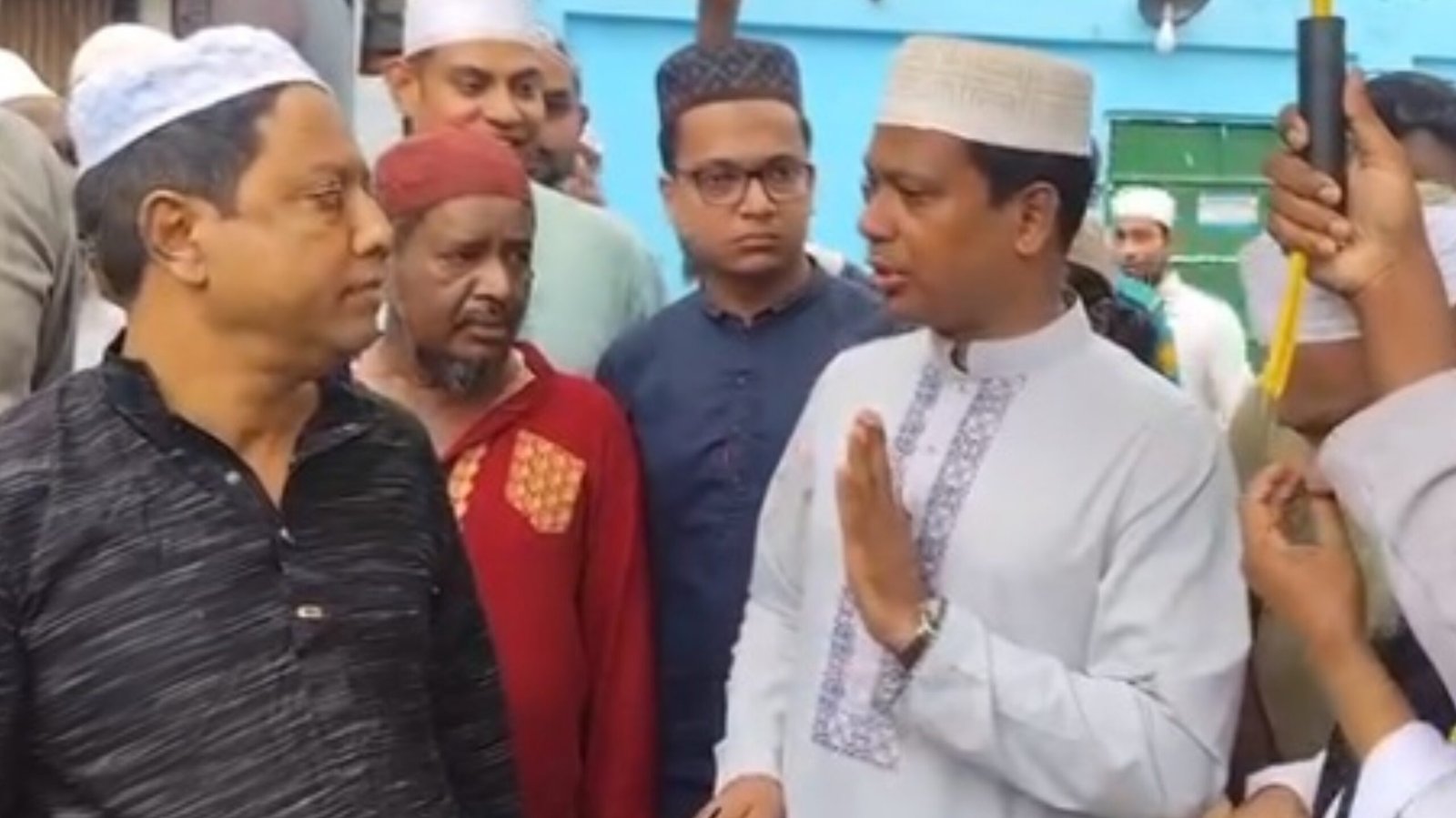 Read more about the article শাহজালালে দানবাক্স বসানোর পর এবার শাহপরান মাজারে সিলেটের ডিসি