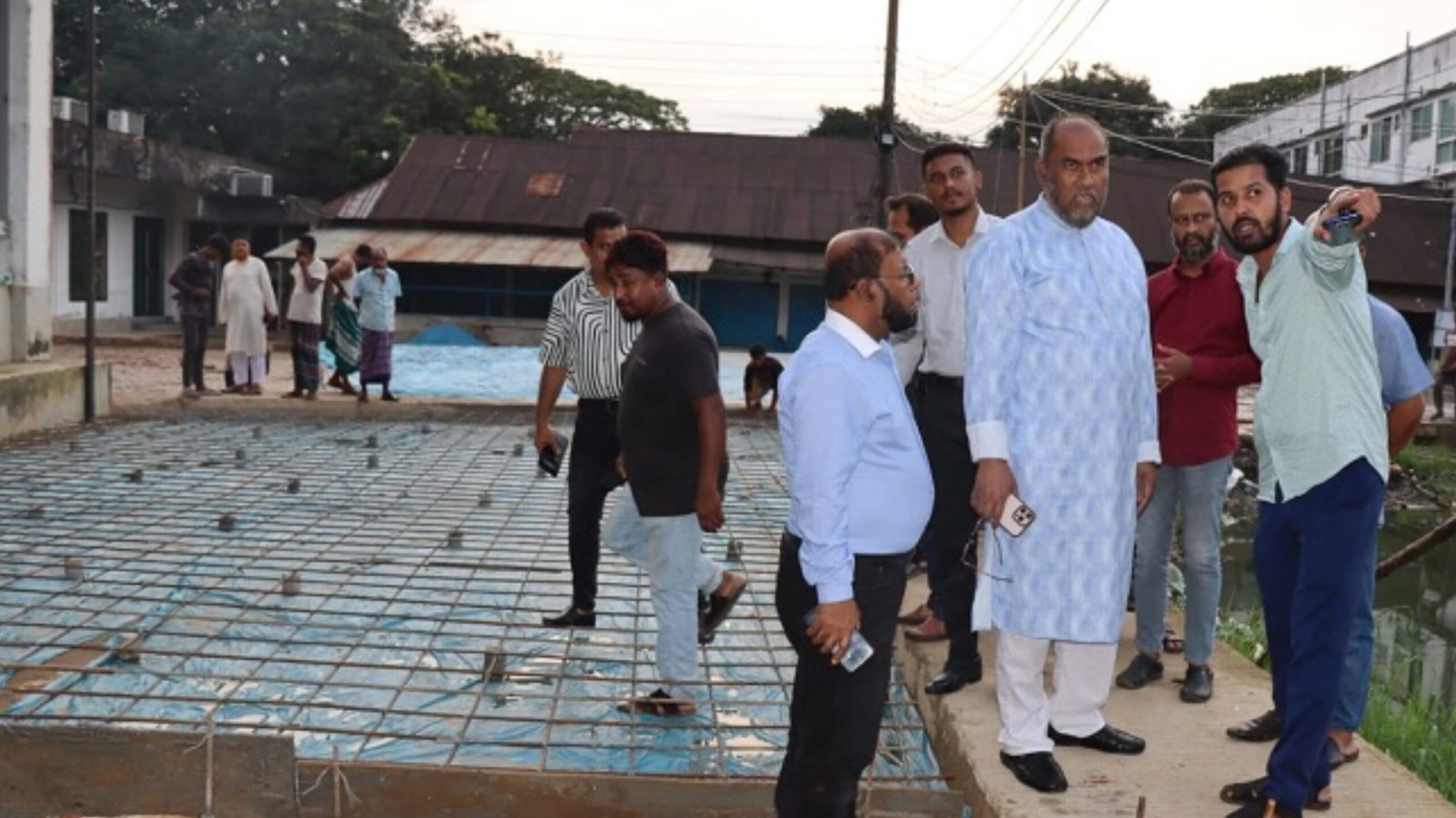 Read more about the article কাজিরবাজার গরুর হাট এলাকায় সিসিক প্রশাসকের উন্নয়ন কাজ পরিদর্শন