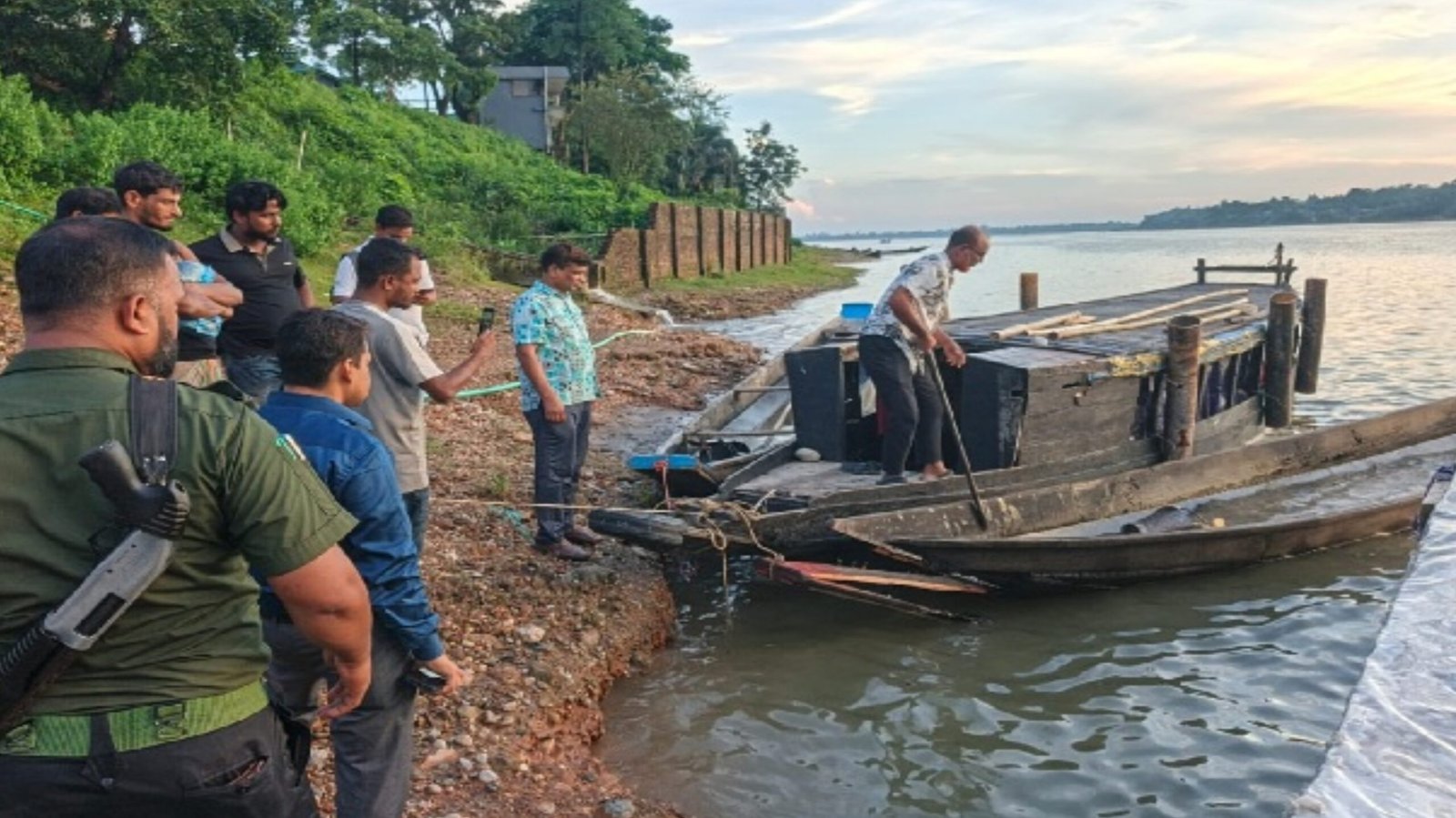 Read more about the article জাফলংয়ে অবৈধ বালু উত্তোলনের বিরুদ্ধে প্রশাসনের অভিযান, জব্দ ৬ হাজার ঘনফুট বালু