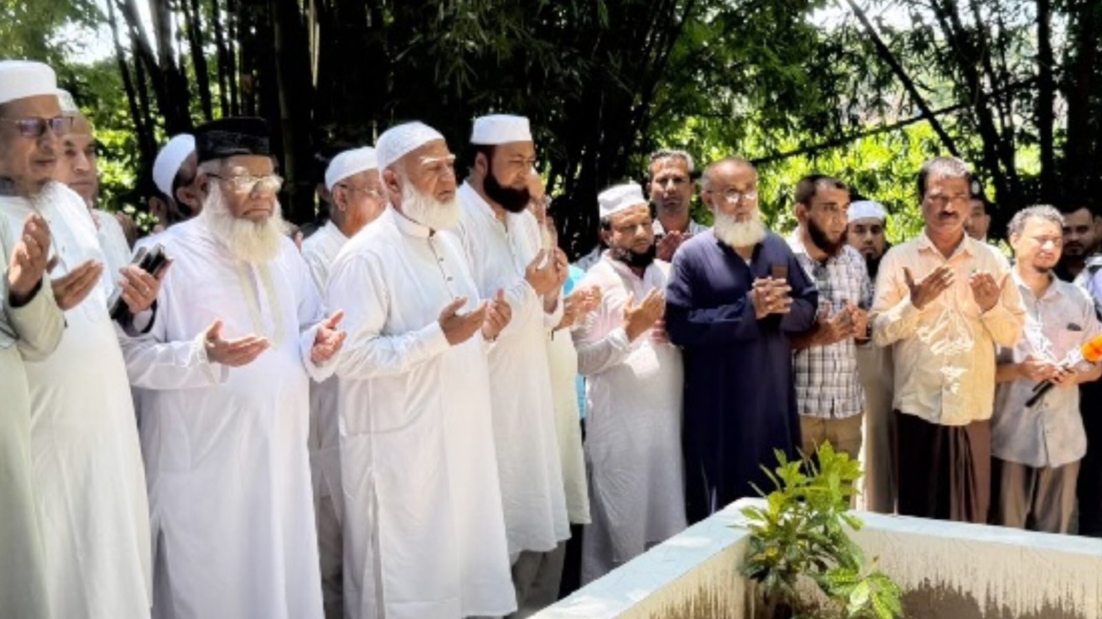 Read more about the article শহীদ সাংবাদিক তুরাবের কবর জিয়ারত করলেন বিরোধীদলীয় নেতা ডা. শফিকুর রহমান