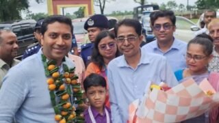 পান-সুপারির মালা দিয়ে প্রতিমন্ত্রী ববি হাজ্জাজকে বরণ করল খাসিয়া শিক্ষার্থীরা