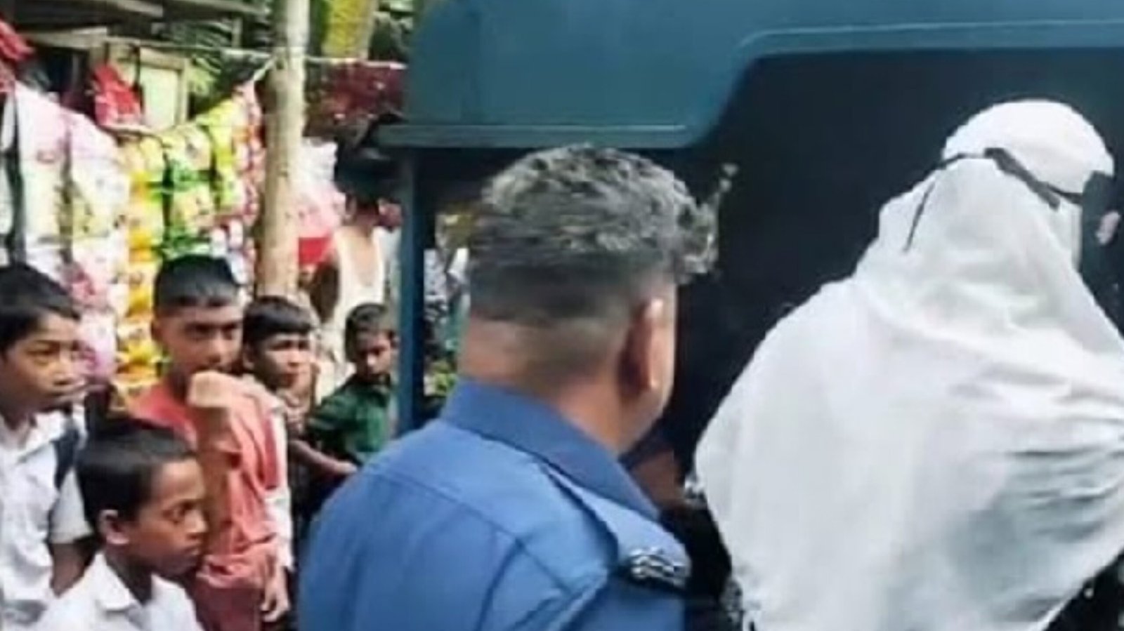 Read more about the article ​কানাইঘাট সীমান্তে ভারতে পাচারের সময় ৮ রোহিঙ্গাসহ আটক ১২